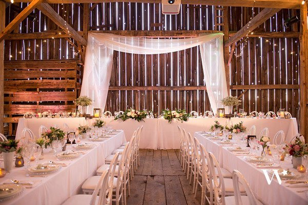 decoration table longue mariage rustique dans grange